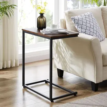 Приставной столик, диван в гостиной, небольшой приставной столик, небольшой столик для закусок и прикроватная тумбочка с деревянным металлическим каркасом в спальне 1