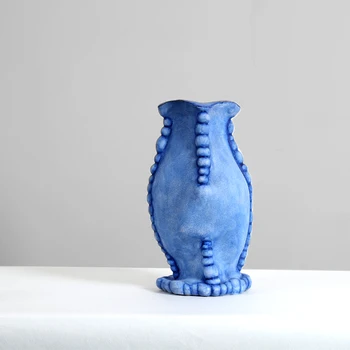 Современный минимализм, абстрактные геометрические искажения, керамические орнаменты в форме оползней, легкая роскошь, нишевая ваза из денима синего цвета 21